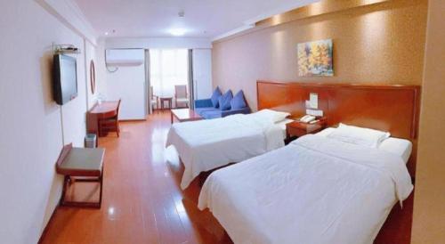 une chambre d'hôtel avec deux lits et un canapé dans l'établissement GreenTree Inn Xi'an Bell and Drum Tower Food Street Ancient City Wall Ximen Express Hotel, à Xi'an