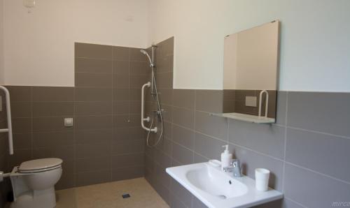 LongareにあるLa Casa dei Lumiのバスルーム(トイレ、洗面台、シャワー付)