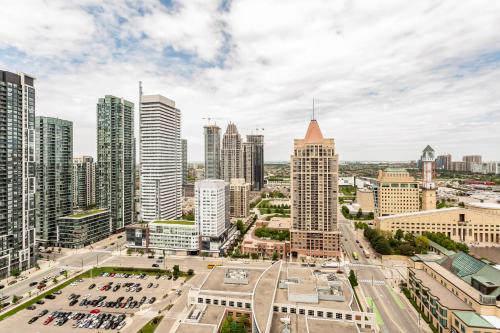 Nespecifikovaný výhled na destinaci Mississauga nebo výhled na město při pohledu z apartmánu