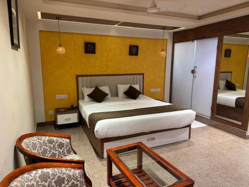 Postel nebo postele na pokoji v ubytování Ceylon Bake House Woodland Junction Ernakulam