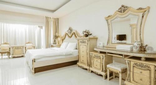 Postel nebo postele na pokoji v ubytování Crystal Place Buayai