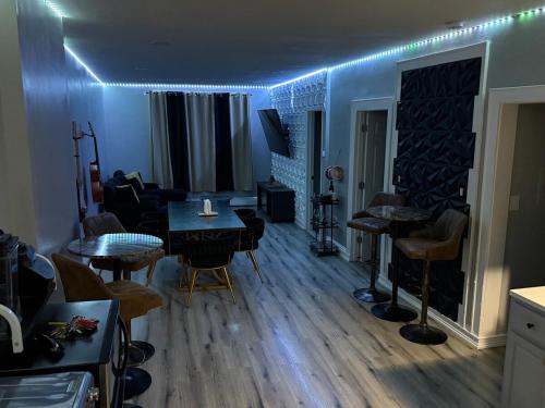 Huge Elegant condo near EWR and NYC and NJ Transit Unit 1的休息区