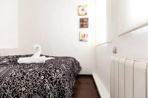 ein Schlafzimmer mit einem Bett mit einem weißen Vogel drauf in der Unterkunft Piramides 2 Apartment in Madrid