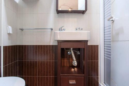 A bathroom at Piramides 2 Apartment