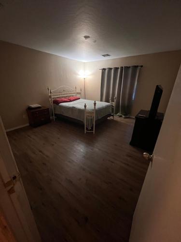 1 dormitorio con 1 cama con luz encendida en West Phoenix Value Room 5, en Phoenix