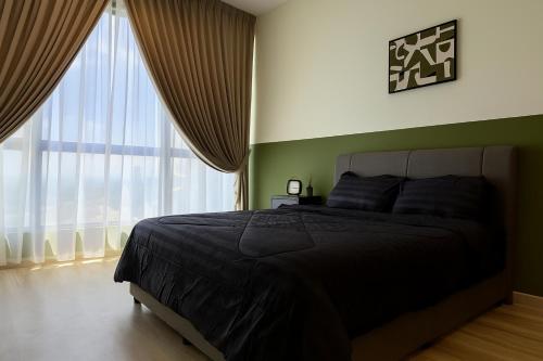 Ένα ή περισσότερα κρεβάτια σε δωμάτιο στο Macrolink Medini Signature Suite near Legoland by Our Stay