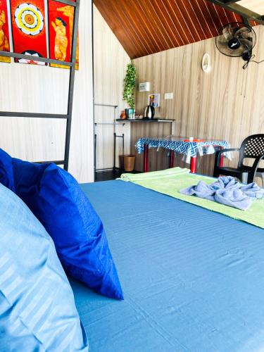 Un lugar para sentarse en Show me lanka campsite & cottage