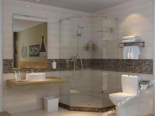 ein Badezimmer mit Glasdusche und Toilette in der Unterkunft Thank Inn Plus Hotel Zhuhai Nanping pedestrian Street Huafa shopping Center in Zhuhai