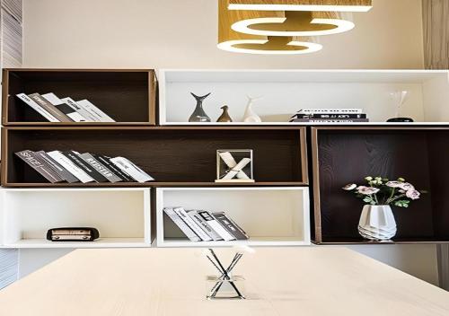 ein weißes Regal mit einer Vase mit Blumen darauf in der Unterkunft City Comfort Inn Nanchang Fuxing Avenue East Metro Station Xiaolan in Xiaolancun