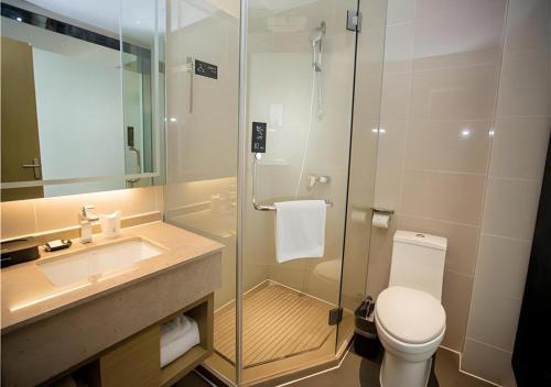 ein Badezimmer mit Dusche, Toilette und Waschbecken in der Unterkunft City Comfort Inn Nanchang Guanying Road Metro Station Maya Paradise in Nanchang