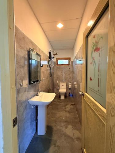 Un baño con lavabo e inodoro en Dushan's House, en Ahangama