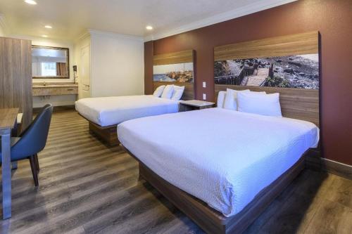 Postel nebo postele na pokoji v ubytování Rodeway Inn Carlsbad