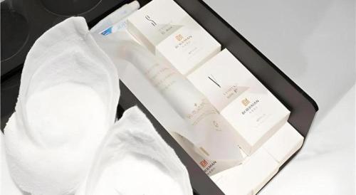 Ein Stapel weißer Umschläge lag auf einem Tablet. in der Unterkunft Borrman Hotel Changsha Wuyi Square Yingbin Road Metro Station in Changsha