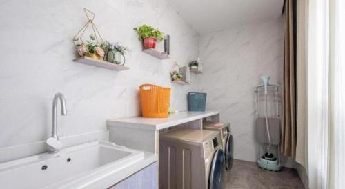 ein Badezimmer mit Waschbecken und Waschmaschine in der Unterkunft Jinjiang Inn Select Heze Wanxiang Plaza Guiling Road in Zhaolou