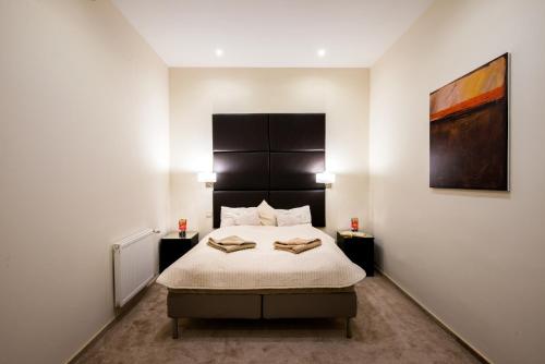 ブダペストにあるExecutive Apartmentのベッドルーム1室(ベッド1台、ナイトスタンド2台付)