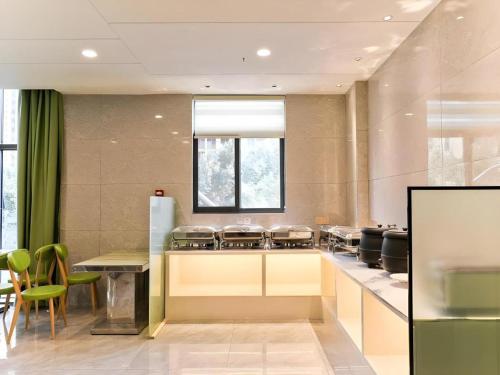 eine große Küche mit vielen Hockern in der Unterkunft Vatica Hotel Hefei Yaohai Longgang Subway Station in Hefei