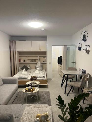 a living room with a couch and a bed at Ferienapartment Zeit am See in Körbecke
