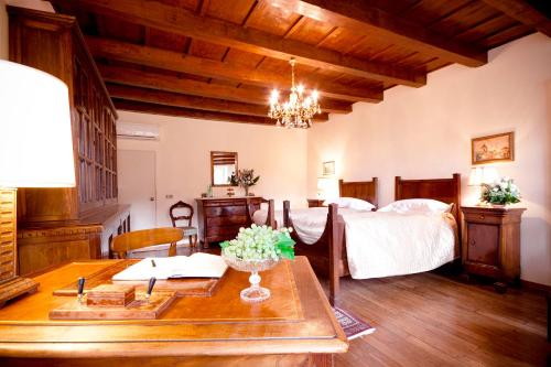 a living room with a bed and a table at Villa Sogara in San Martino Buon Albergo