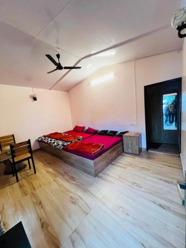 En eller flere senge i et værelse på Chirping Nature Valley Resort and camp