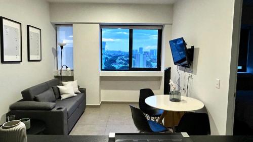 a living room with a couch and a table at Departamento Lafayette, cerca de Chapultepec, CAS, Minerva in Guadalajara