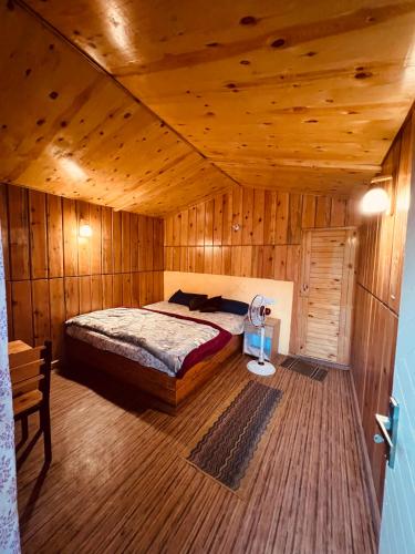 En eller flere senge i et værelse på Chirping Nature Valley Resort and camp