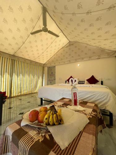 Pokój z 2 łóżkami i stołem z owocami w obiekcie Patel Heritage Resort w mieście Jaisalmer