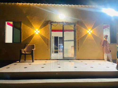 mężczyzna chodzący po scenie w pokoju ze stołem w obiekcie Patel Heritage Resort w mieście Jaisalmer