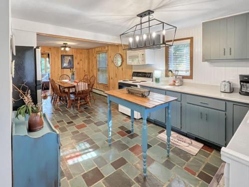 eine Küche mit Tisch und ein Esszimmer in der Unterkunft The Rosewood home in Bomoseen