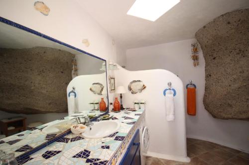 Reštaurácia alebo iné gastronomické zariadenie v ubytovaní House Cueva del Mar