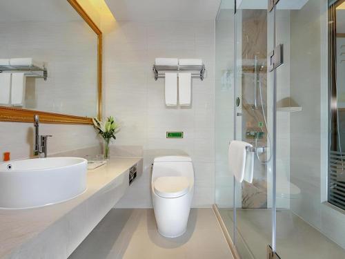 ein Badezimmer mit Toilette, Waschbecken und Dusche in der Unterkunft Vienna Hotel Chengdu University of Pertroleum Metro Station in Chengdu