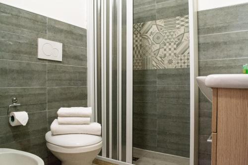 een badkamer met een toilet en een douche bij Residence Borgo Latino- Localo in Torre dell'Orso