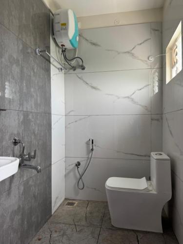 Ένα μπάνιο στο aish imperial inn