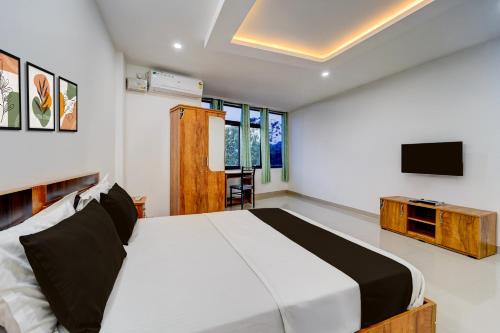 Μια τηλεόραση ή/και κέντρο ψυχαγωγίας στο Hotel O Erumeli Bus Terminal Kottayam Formerly Pious B Residency