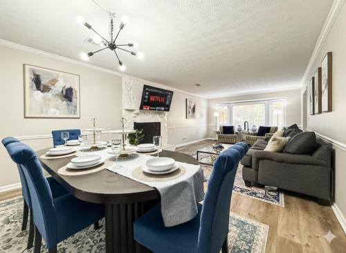 ein Esszimmer und ein Wohnzimmer mit Tisch und Stühlen in der Unterkunft King Bed Soaking tub, Yard with Screen Patio, Near ATL in Tucker