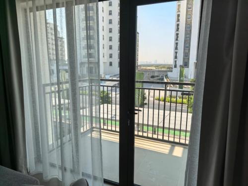 Cette chambre avec fenêtre offre une vue sur un balcon. dans l'établissement Yas F1 1 bedroom apartment, à Abu Dhabi