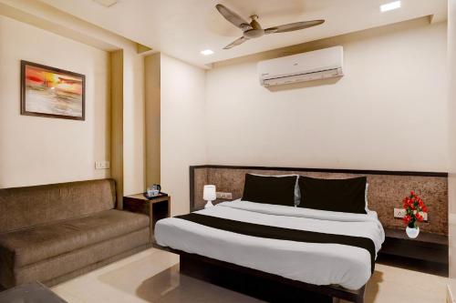 Ένα ή περισσότερα κρεβάτια σε δωμάτιο στο Hotel O Vatva Railway Station Formerly Anmol Palace