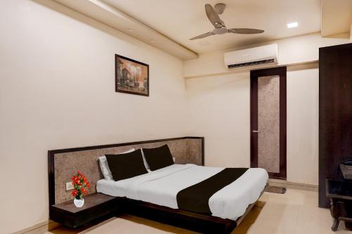 Ένα ή περισσότερα κρεβάτια σε δωμάτιο στο Hotel O Vatva Railway Station Formerly Anmol Palace