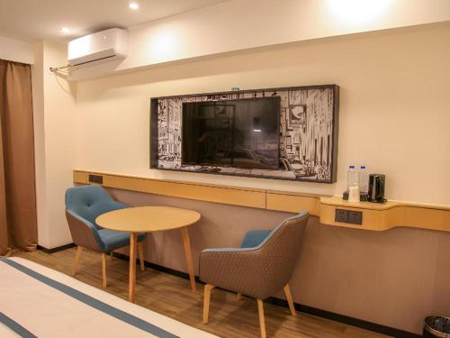 TV a/nebo společenská místnost v ubytování City Comfort Inn Wuhan Jianghan Road Xunlimen Metro Station