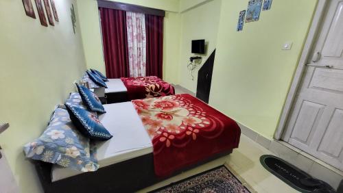 Postel nebo postele na pokoji v ubytování SAI Guest House at Gangtok Taxi Stand