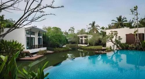 Bazén v ubytování Lumphawa Amphawa Resort nebo v jeho okolí