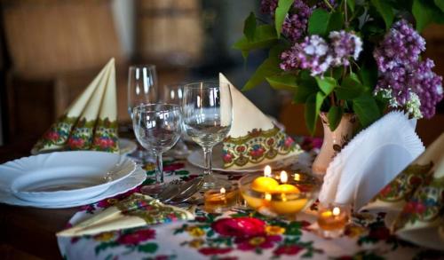 stół z kieliszkami do wina i wazonem z kwiatami w obiekcie Hotel Restauracja U Guta w mieście Klikuszowa