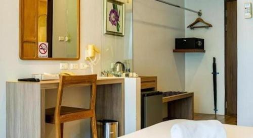 Postel nebo postele na pokoji v ubytování Lumphawa Amphawa Resort