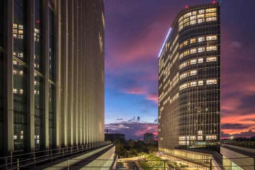 仰光LOTTE Hotel Yangon的黄昏时高楼 ⁇ 染