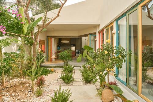 une maison avec un jardin arboré et végétal dans l'établissement The 37Villa Phan Thiet by 89living, à Phan Thiết