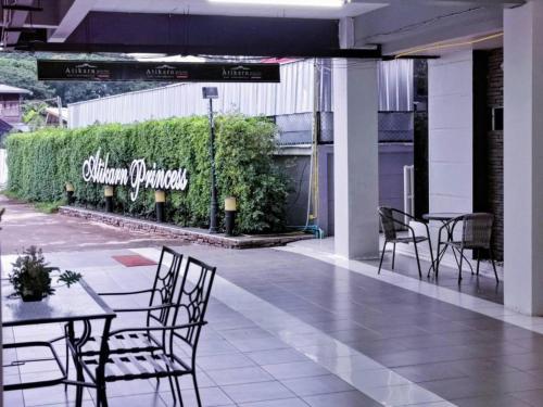 un patio vide avec des tables et des chaises dans un restaurant dans l'établissement Atikarn Princess Hotel & Resort, à Udon
