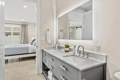 Postel nebo postele na pokoji v ubytování 40 8th Avenue