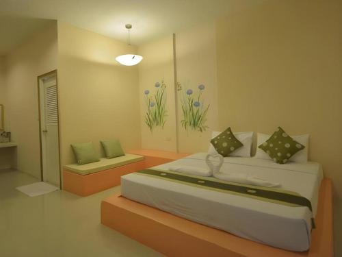 ein Schlafzimmer mit einem großen Bett in der Unterkunft Mittraphap Resort in Ban Sathani Bandai Ma