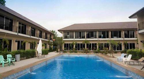 ein großes Schwimmbad vor einem Gebäude in der Unterkunft Sky Resort Kanchanaburi in Kanchanaburi