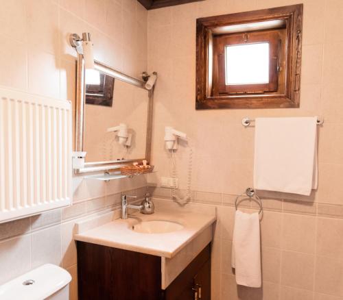 a bathroom with a sink and a toilet and a window at Uğurlu Konakları in Kastamonu