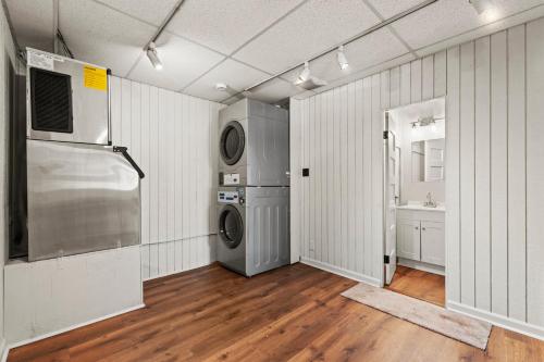 een wasruimte met wasmachine en droger bij Timber Lodge #16 in Colorado Springs